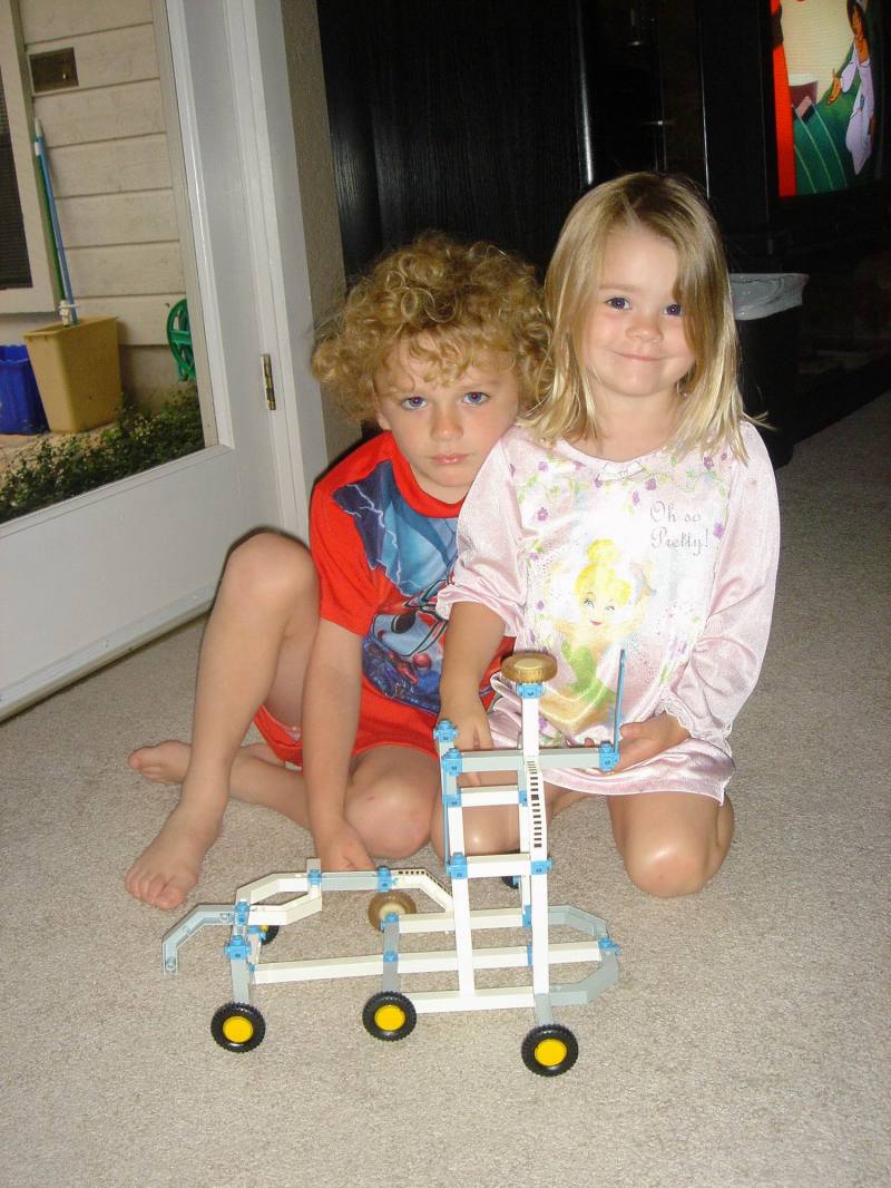 2005/05(May)/05(Vale-Kyla)/800x600_2005-05-30 Vale-Construx-1.JPG